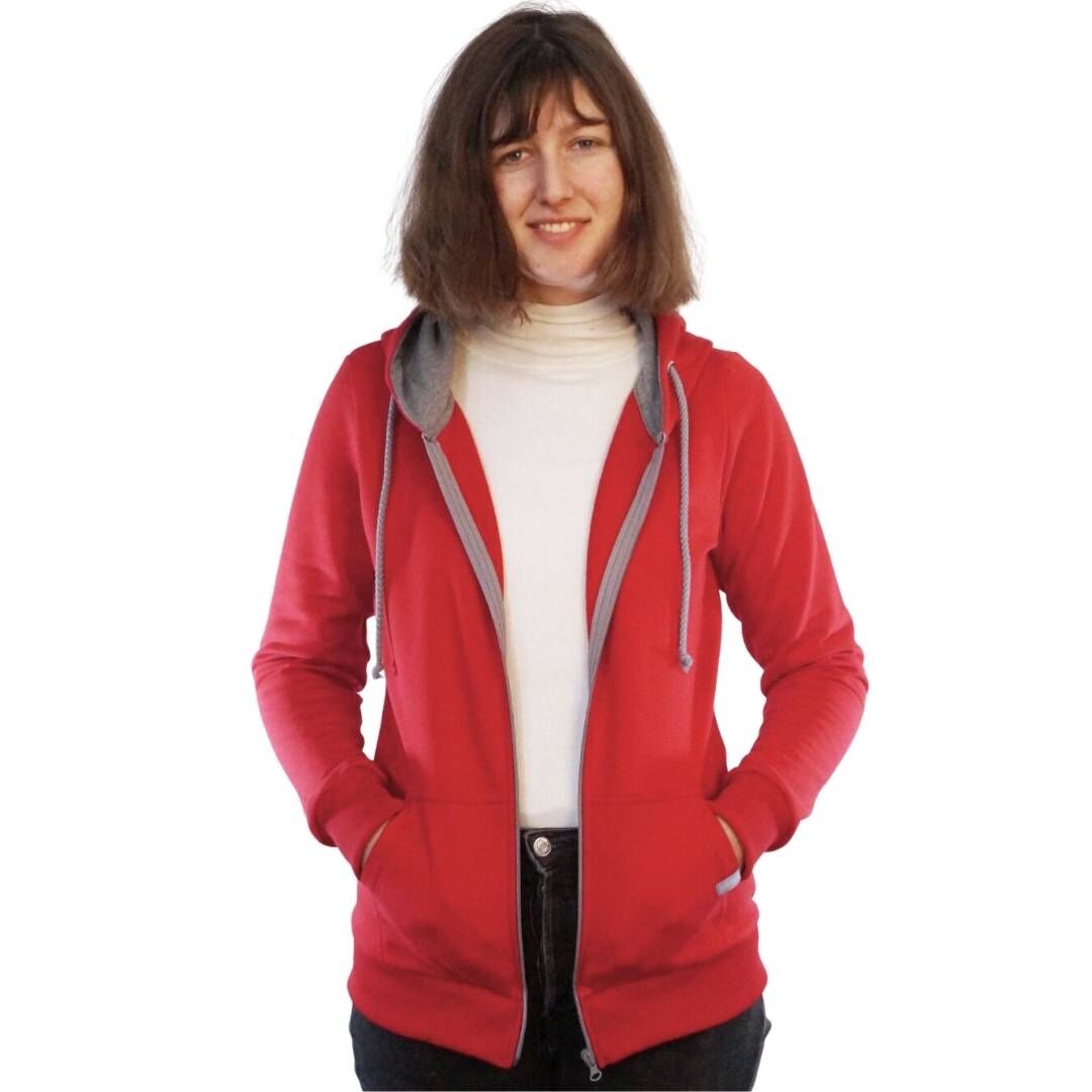 kirschrot_frauen_fair_fashion_hoodie_Kapuzenjacke_nachhaltig_bio_baumwolle