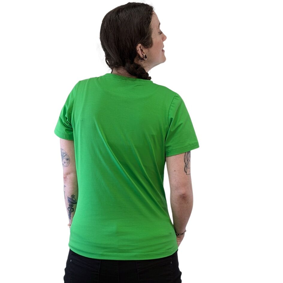t-shirt_frau_stretch_baumwolle_fair_gruen_rueck