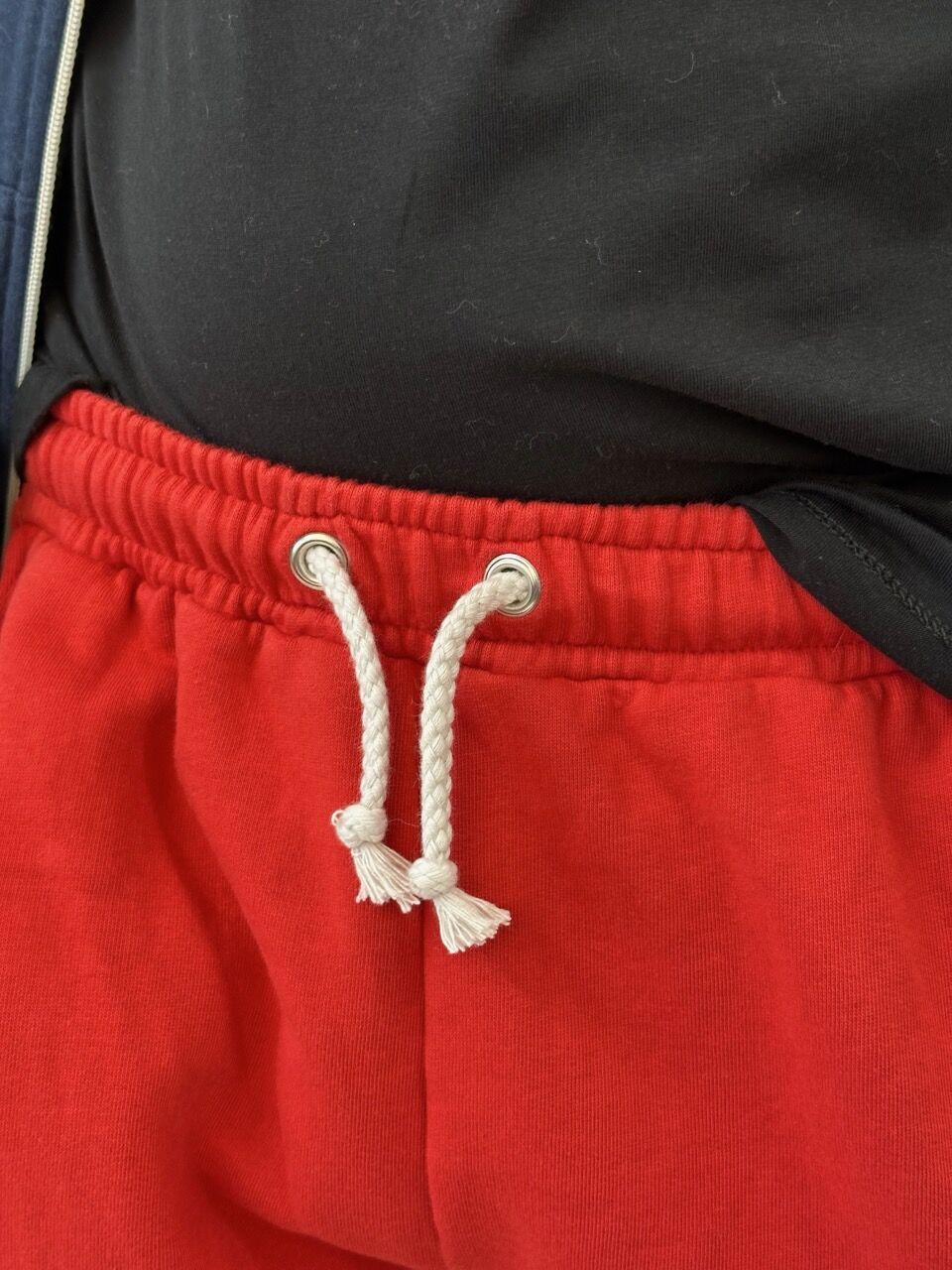 Jogginghose rot Detail Kordel