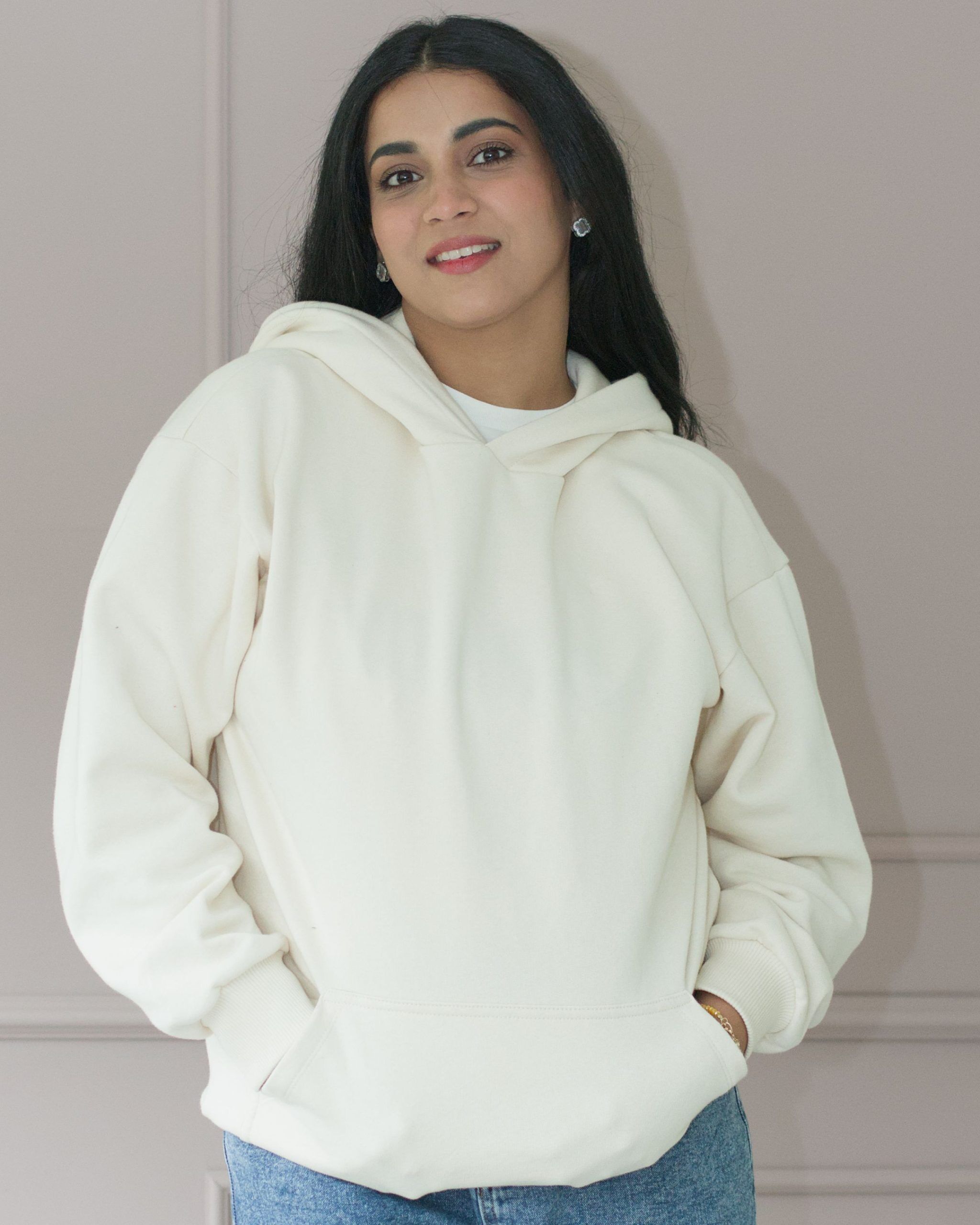 oversized_hoodie_winnender_mops_ecru_frau_01