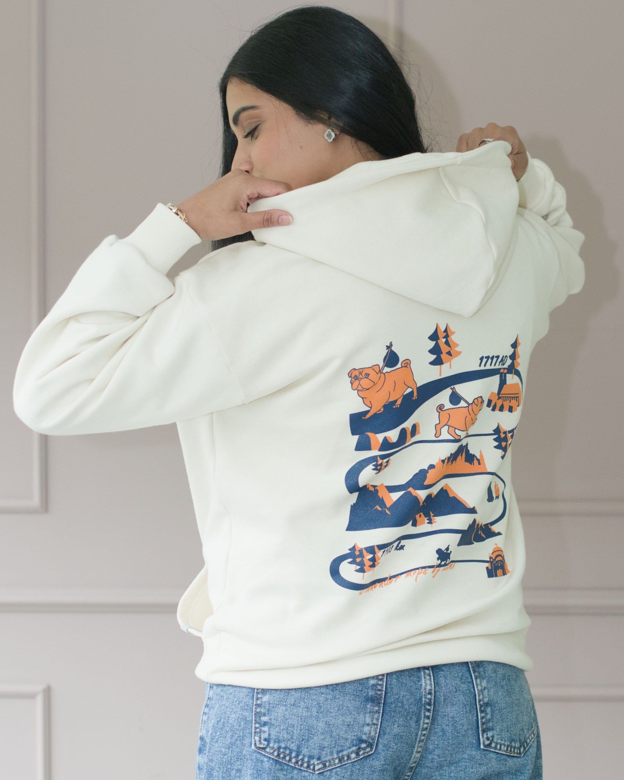 oversized_hoodie_winnender_mops_ecru_frau_02