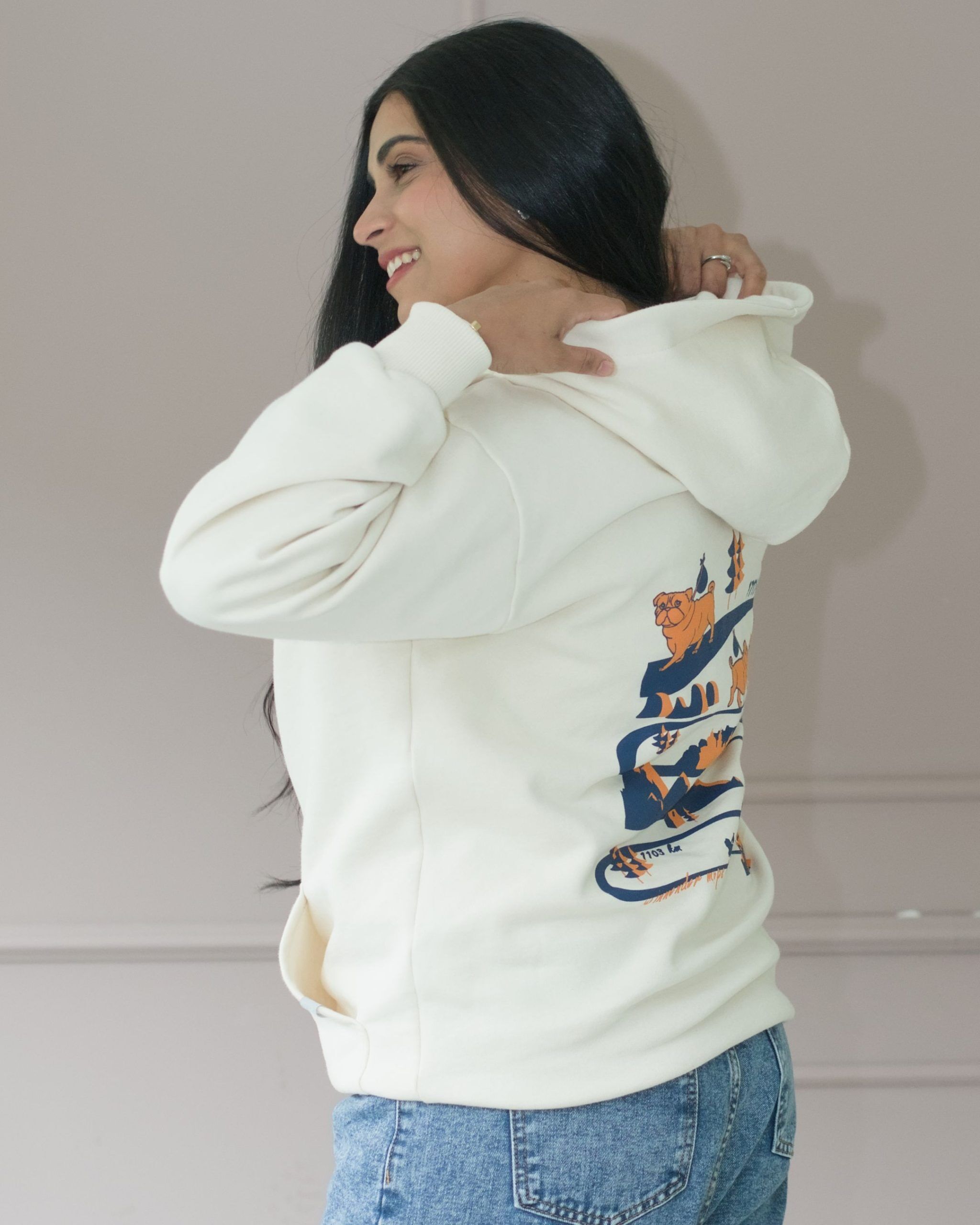 oversized_hoodie_winnender_mops_ecru_frau_03
