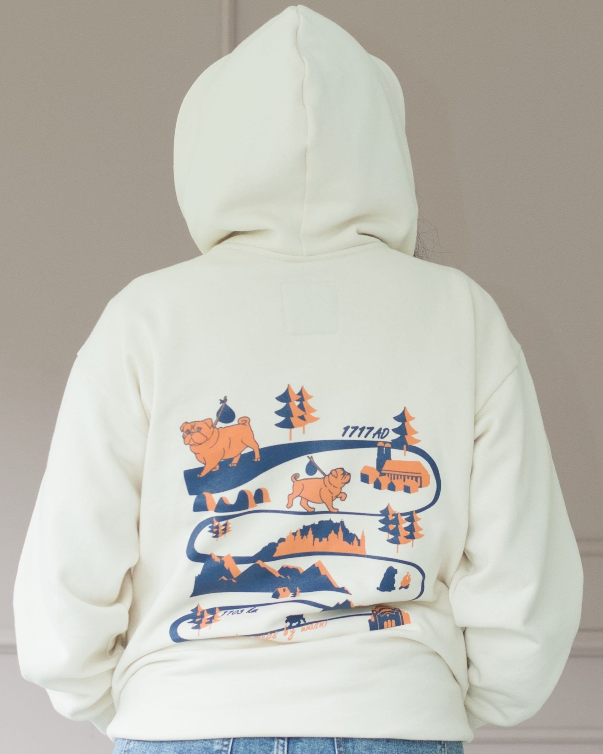 oversized_hoodie_winnender_mops_ecru_frau_04