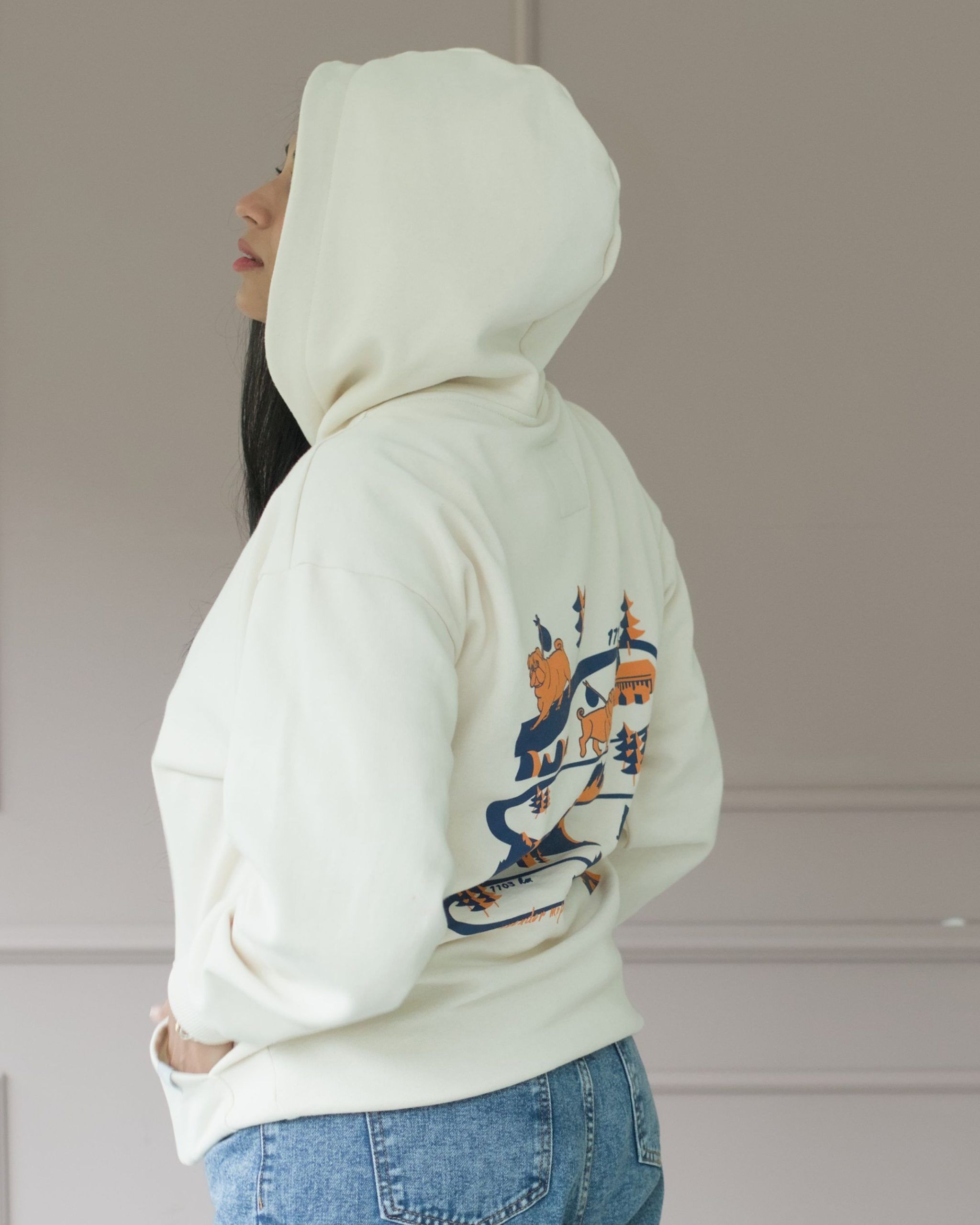 oversized_hoodie_winnender_mops_ecru_frau_05