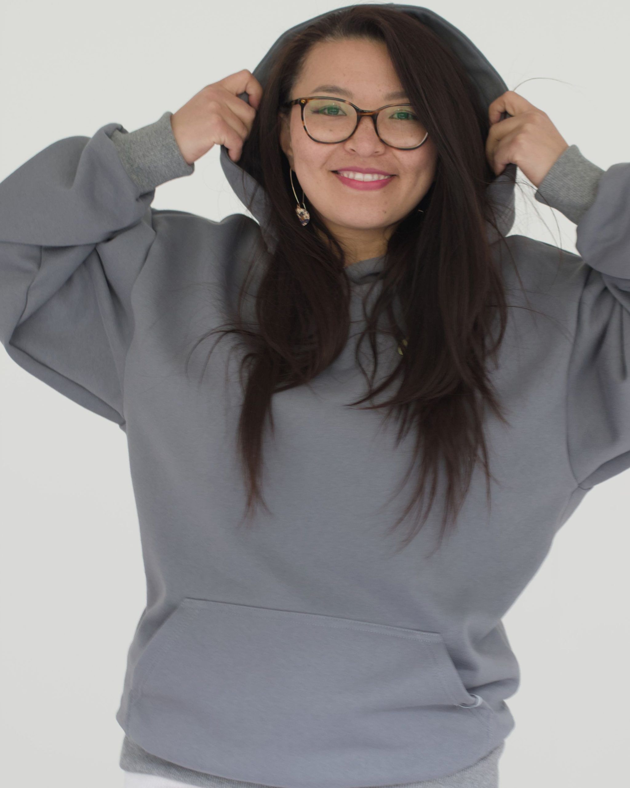 oversized_unisex_bio_hoodie_grau_print_different_frau03
