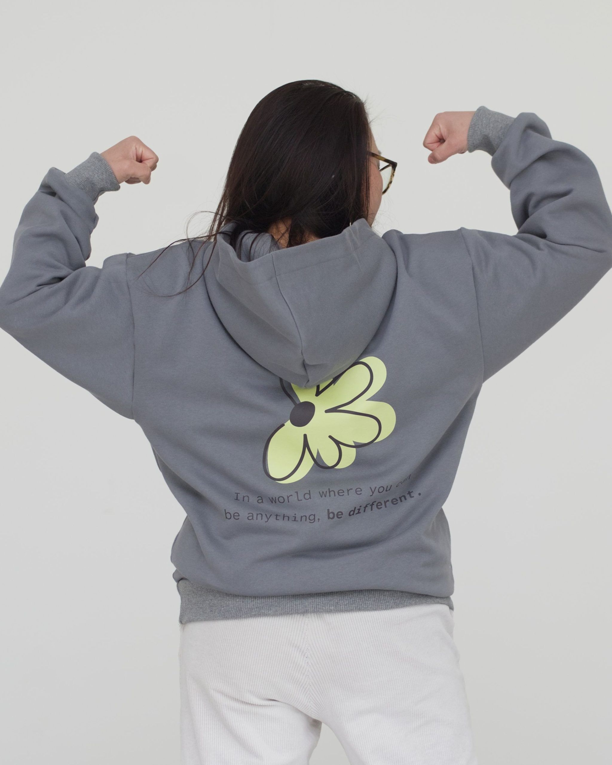 oversized_unisex_bio_hoodie_grau_print_different_frau05