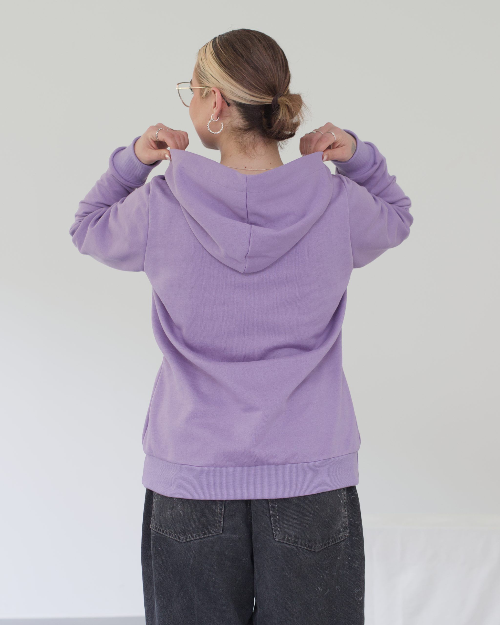 hoodie_mRV_bio_fair_frau_flieder_rueck