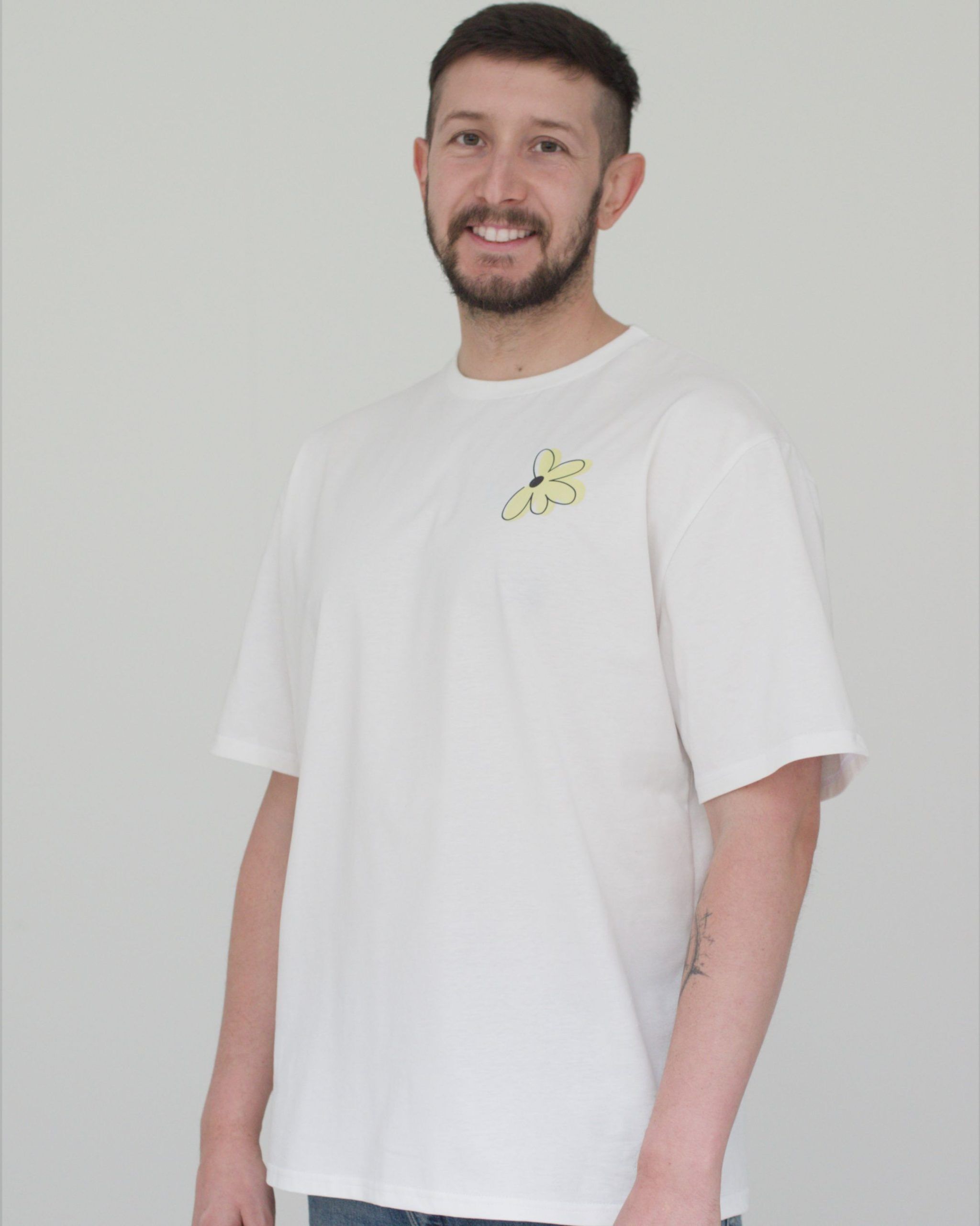 oversized_tshirt_blume_weiss_mann_02