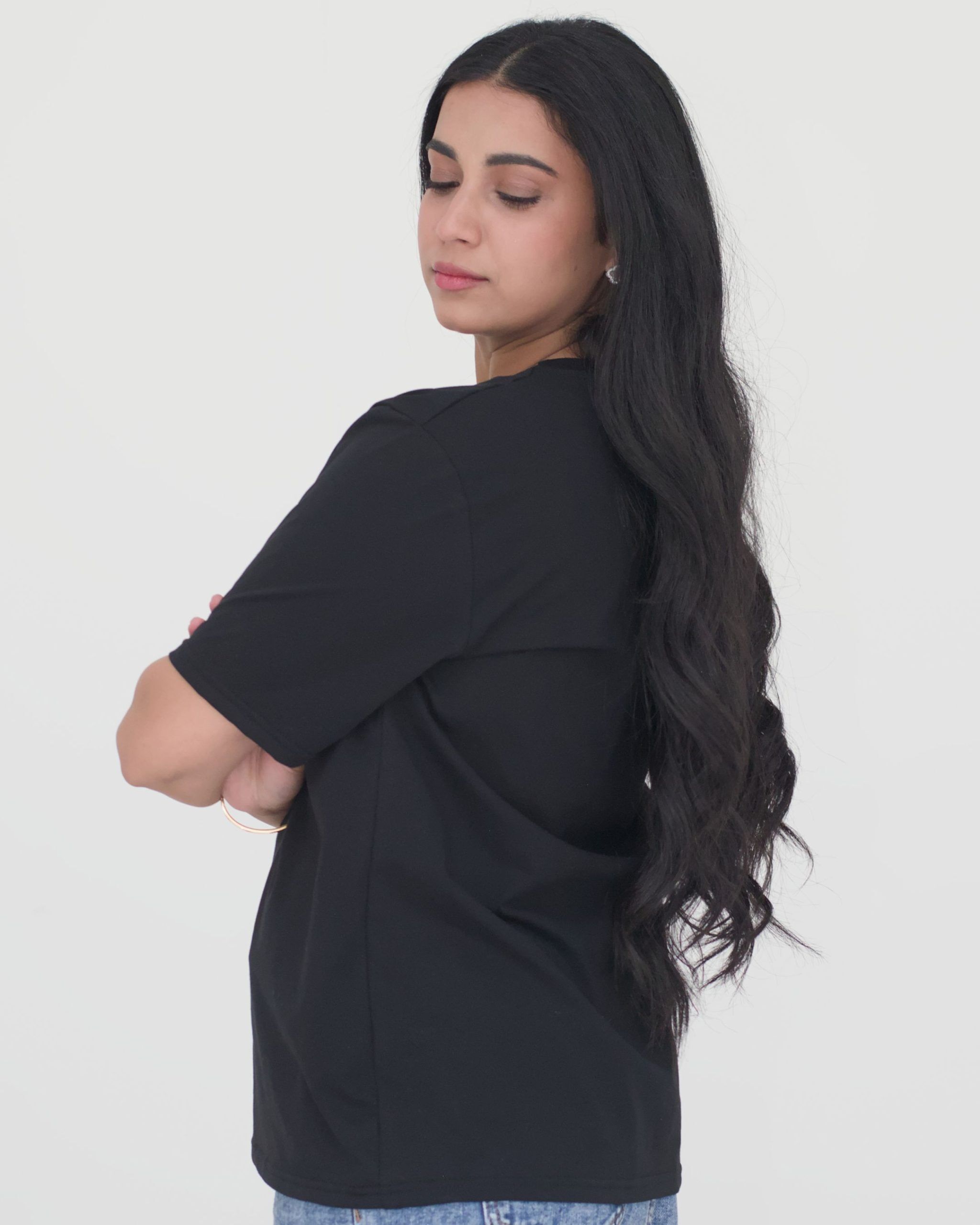 oversized_tshirt_unisex_schwarz_frau_front02