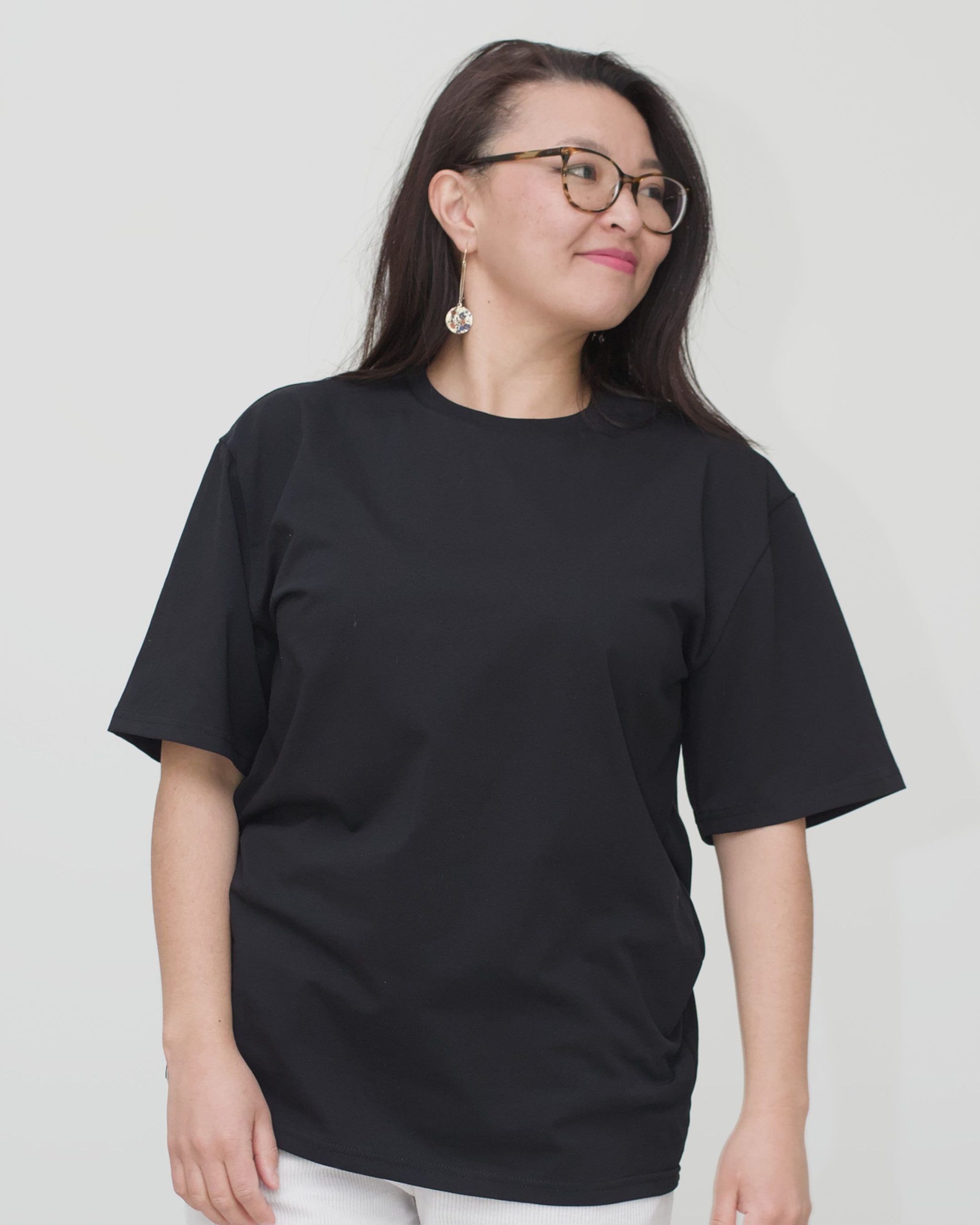 oversized_tshirt_unisex_schwarz_frau_front05