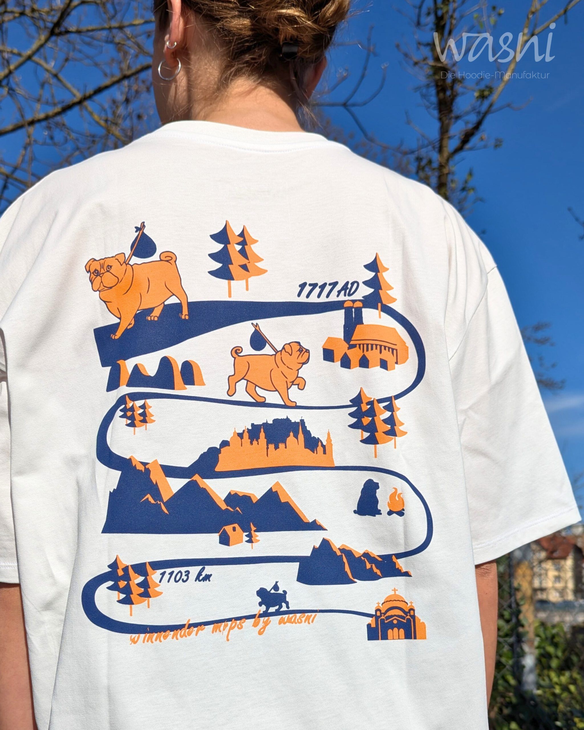 Detailaufnahme des Rückenprints eines hellen T-Shirts mit Mops Illustration und Landschaftsmotiv