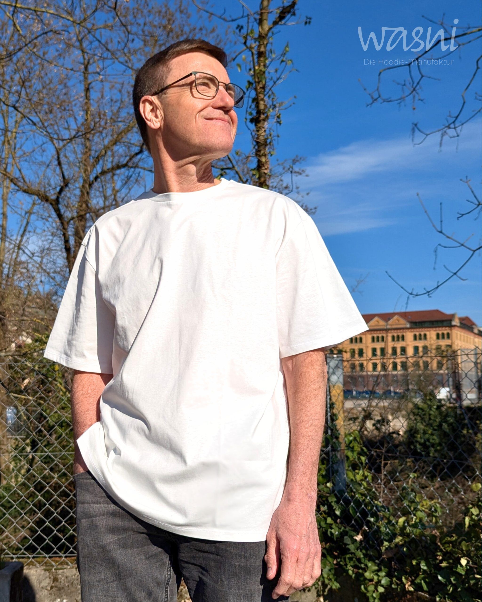 Mann trägt helles T-Shirt von vorne mit lockerem Schnitt bei sonnigem Wetter im Freien
