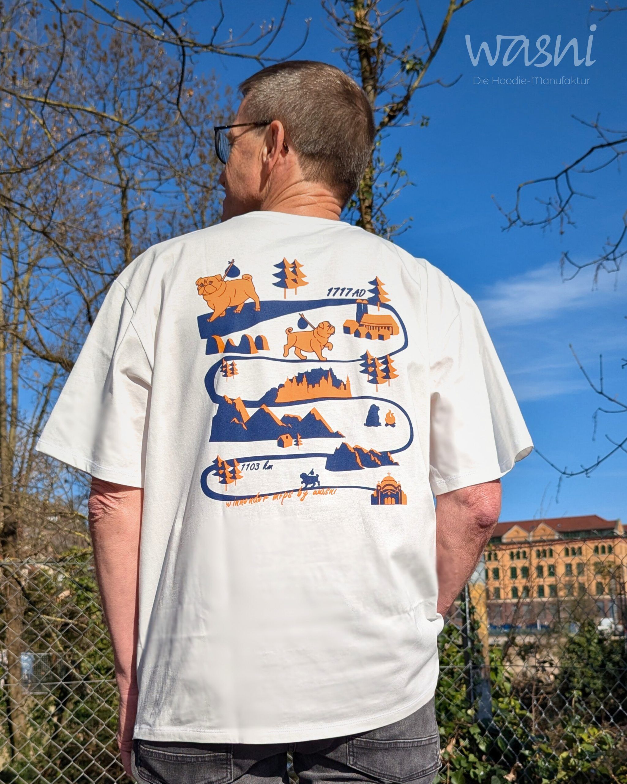 Mann von hinten trägt helles T-Shirt mit großem Mops-Rückenprint in Blau und Orange