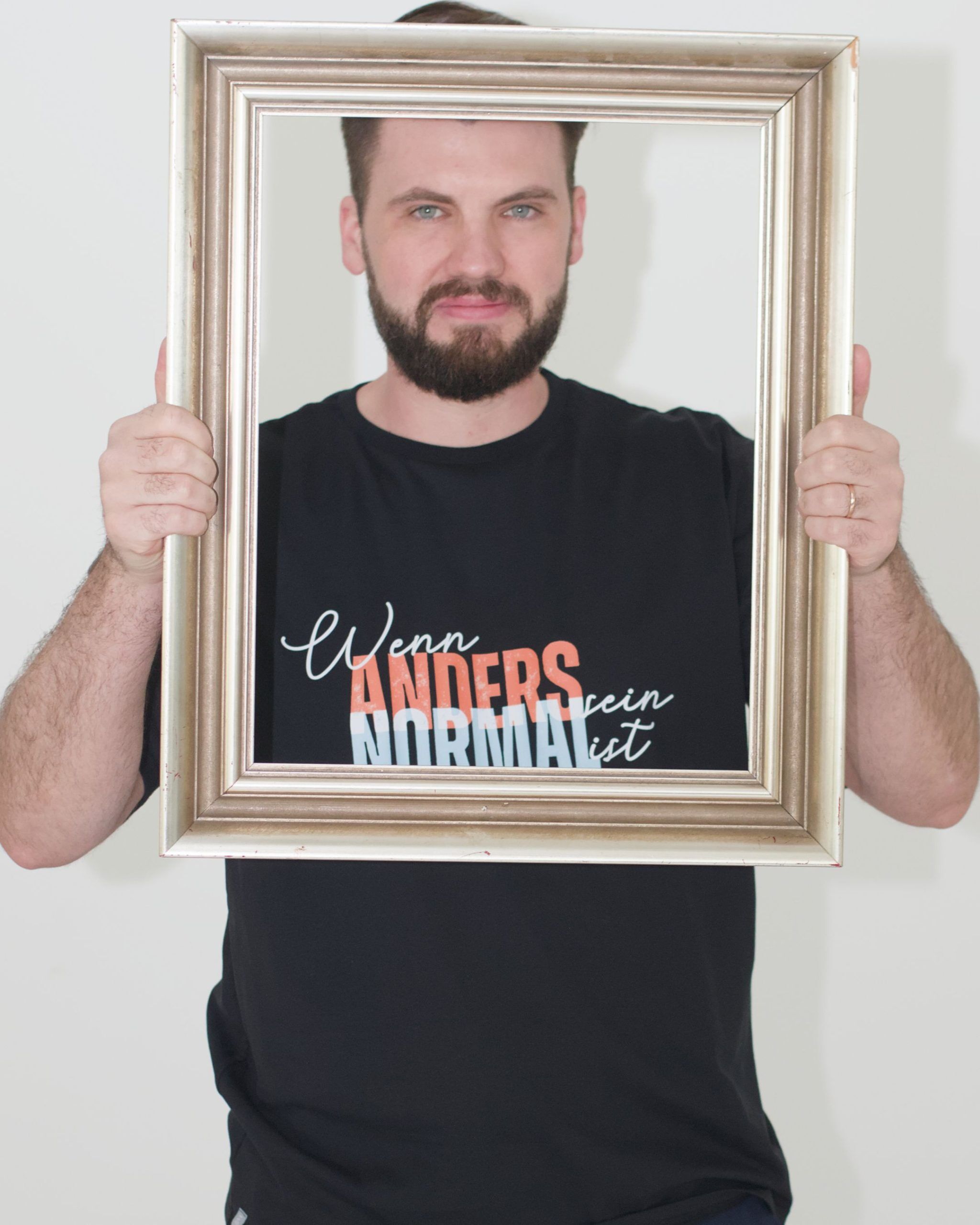 oversized_tshirt_anders_normal_schwarz_mann_frame01