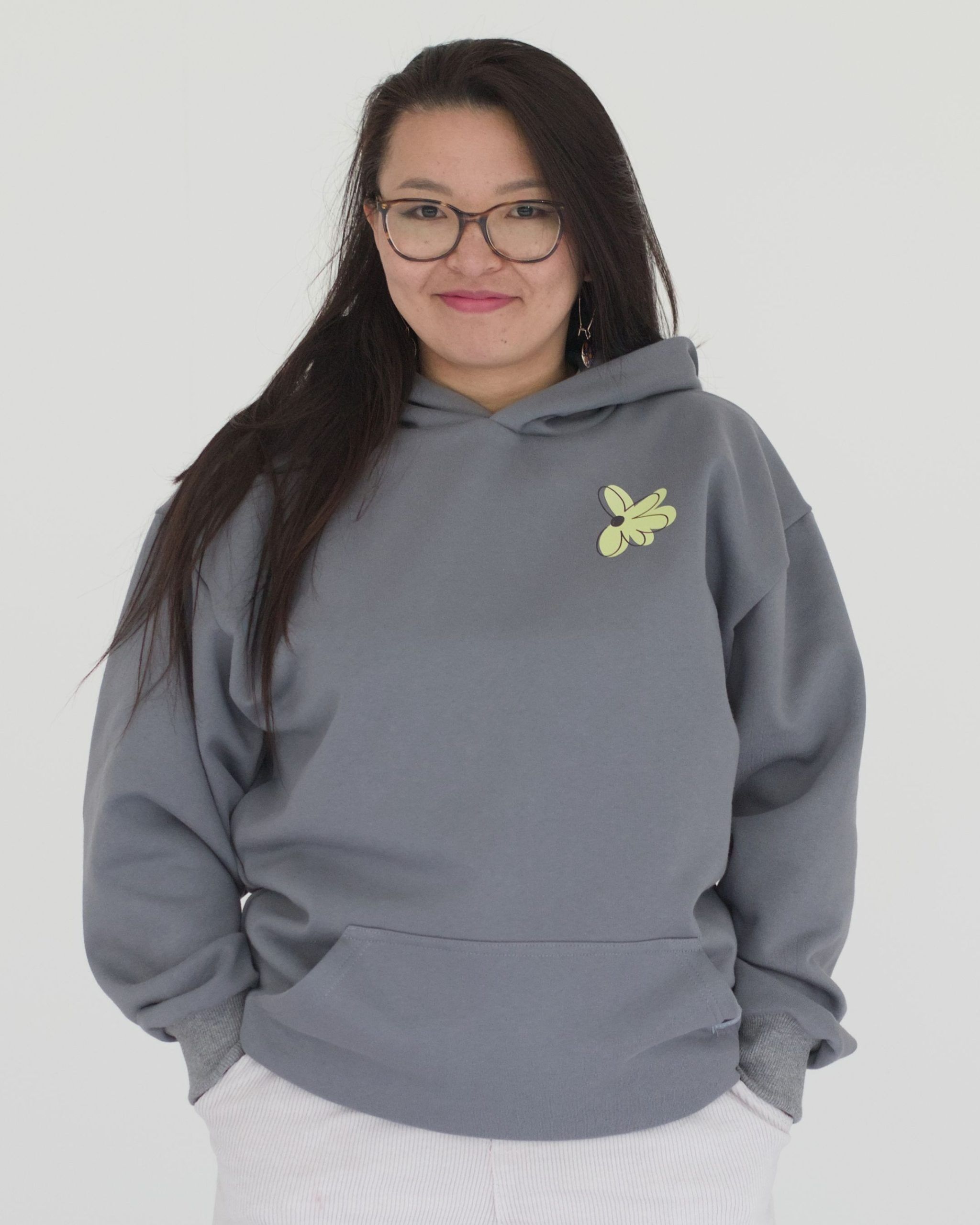 oversized_unisex_bio_hoodie_grau_print_different_frau01