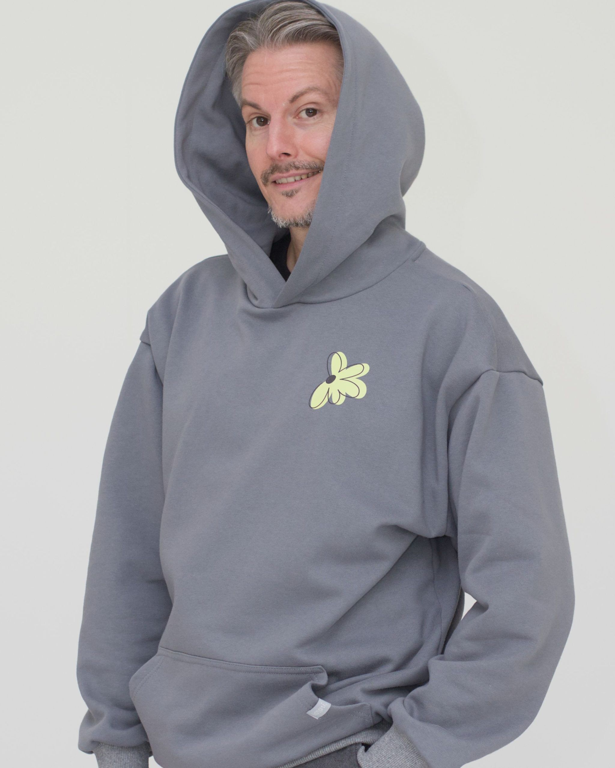 oversized_unisex_bio_hoodie_grau_print_different_mann01