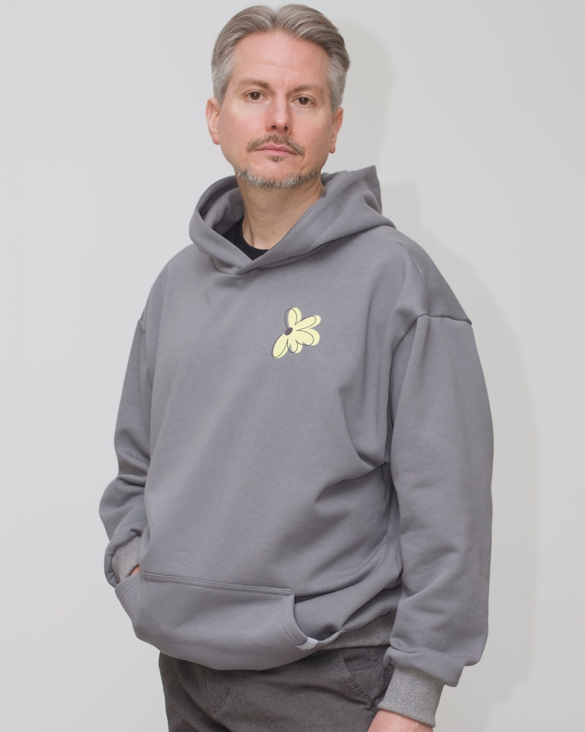 oversized_unisex_bio_hoodie_grau_print_different_mann04