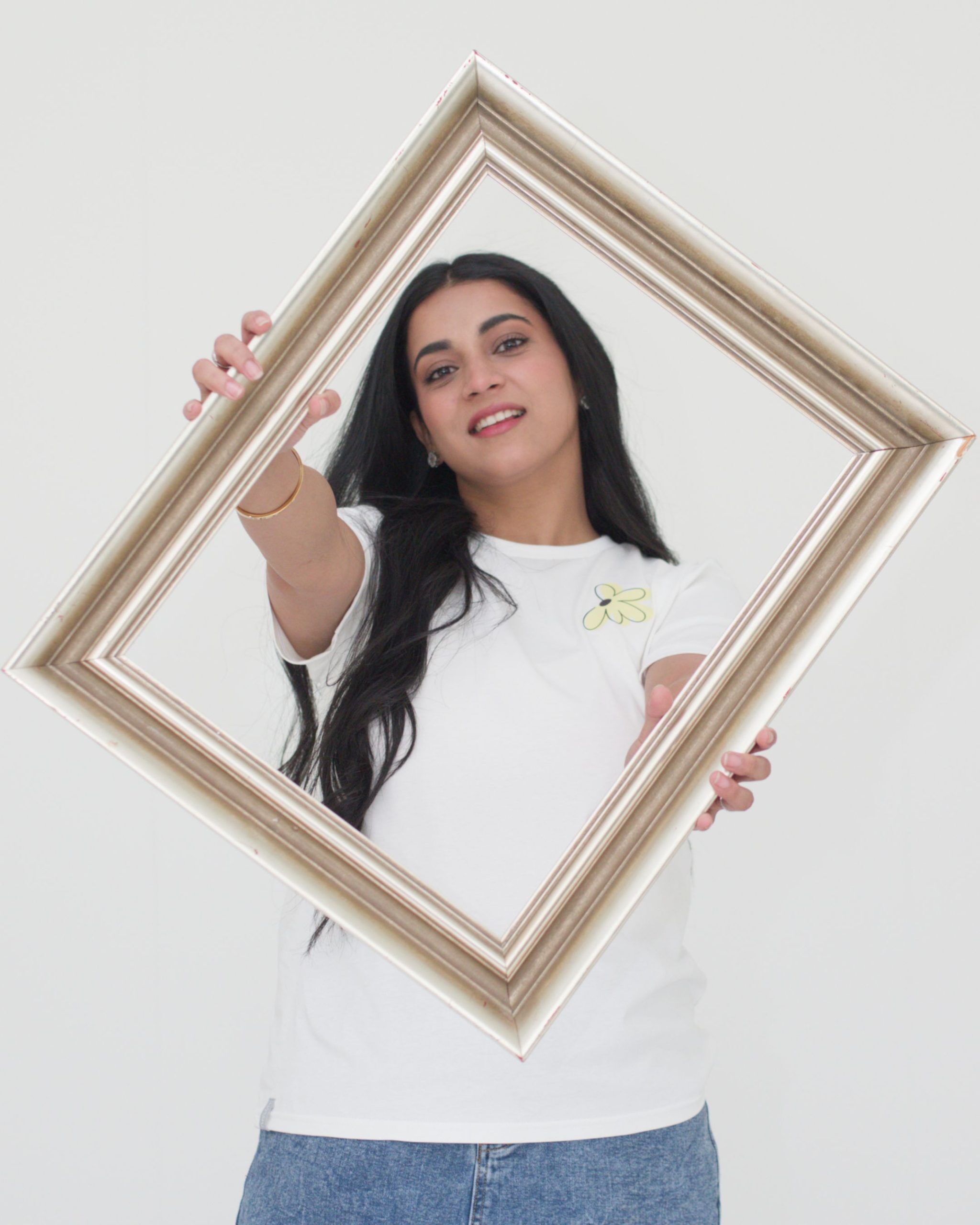 relaxed_tshirt_blume_weiss_frau_frame01