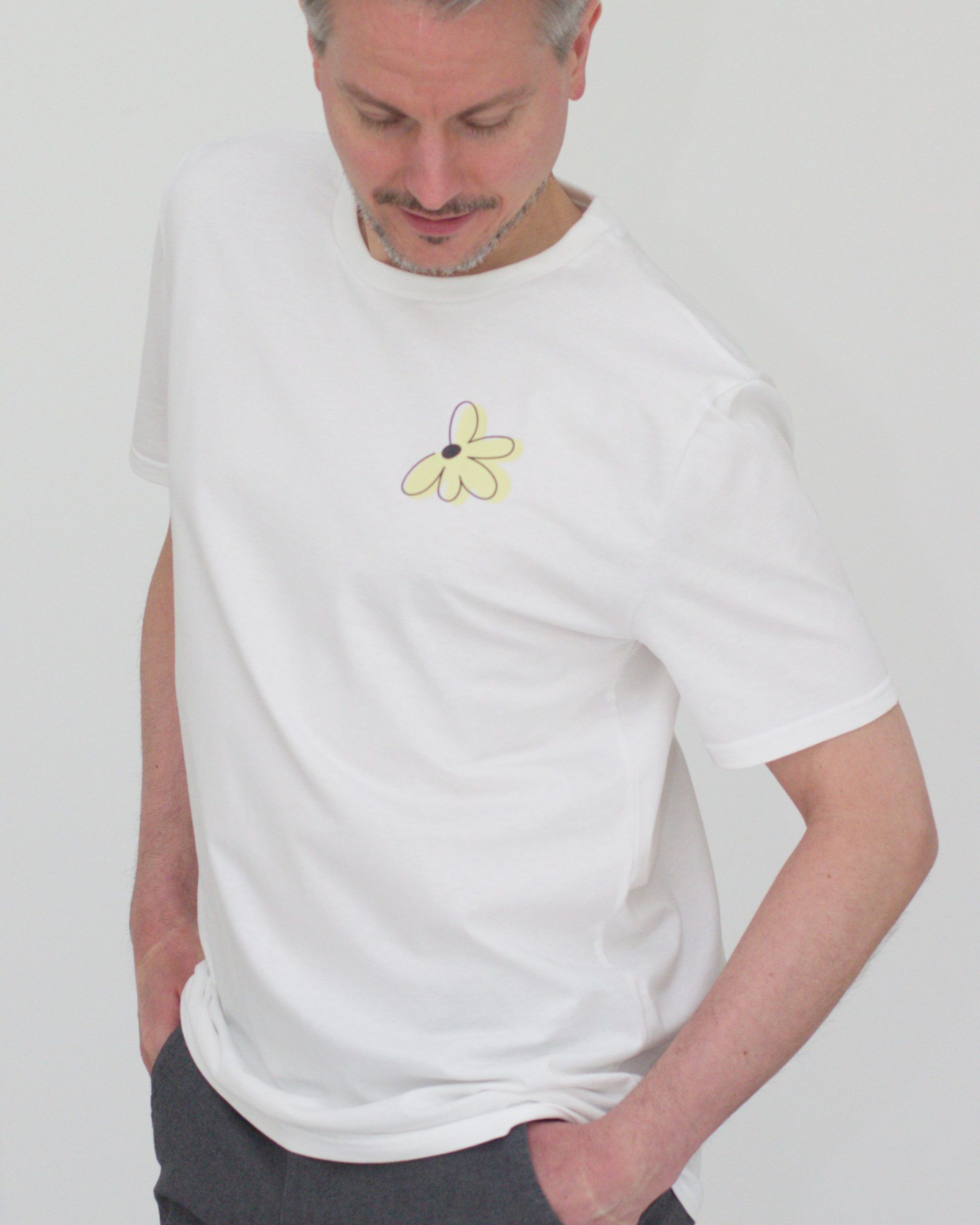 relaxed_tshirt_blume_weiss_mann_01