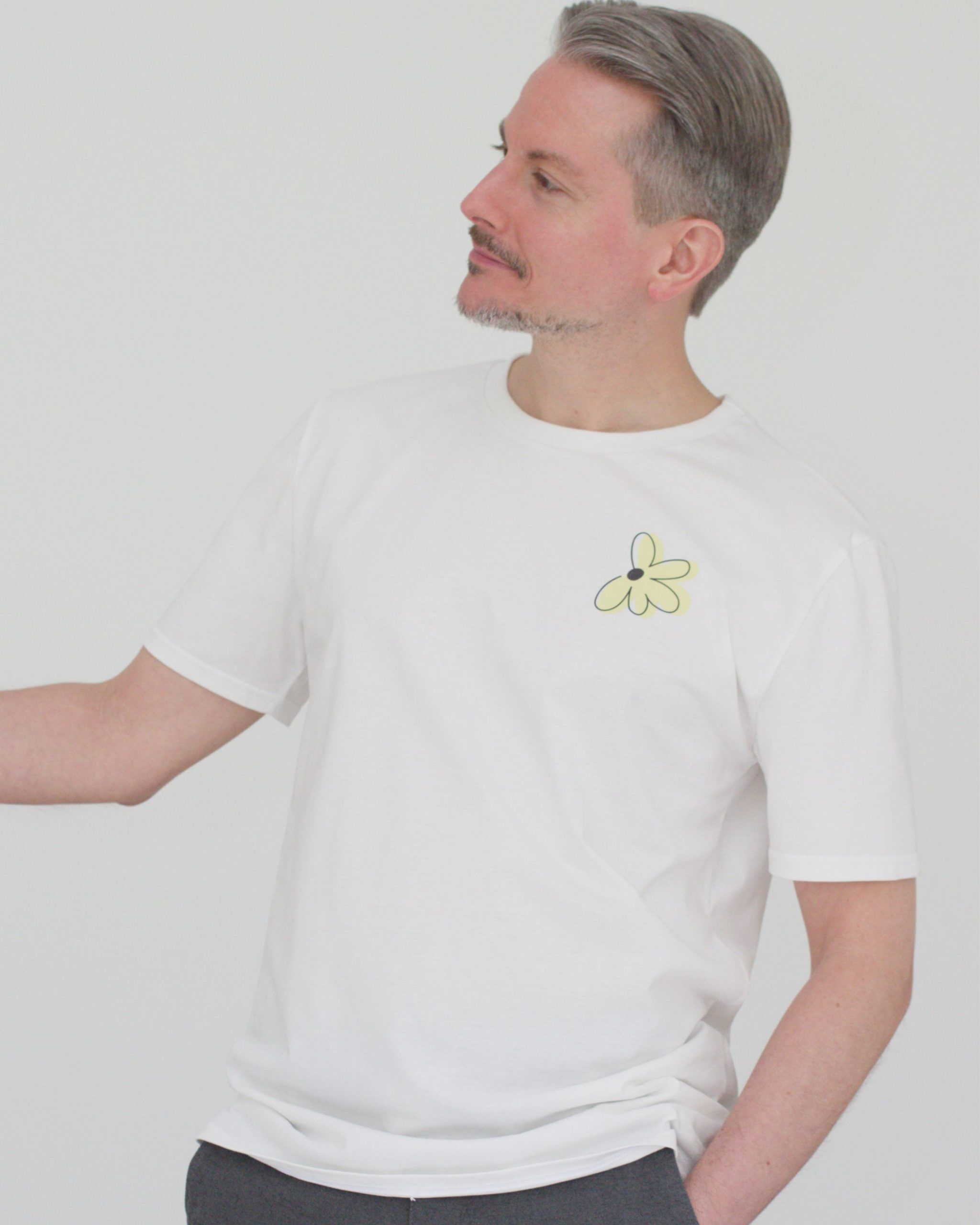 relaxed_tshirt_blume_weiss_mann_03