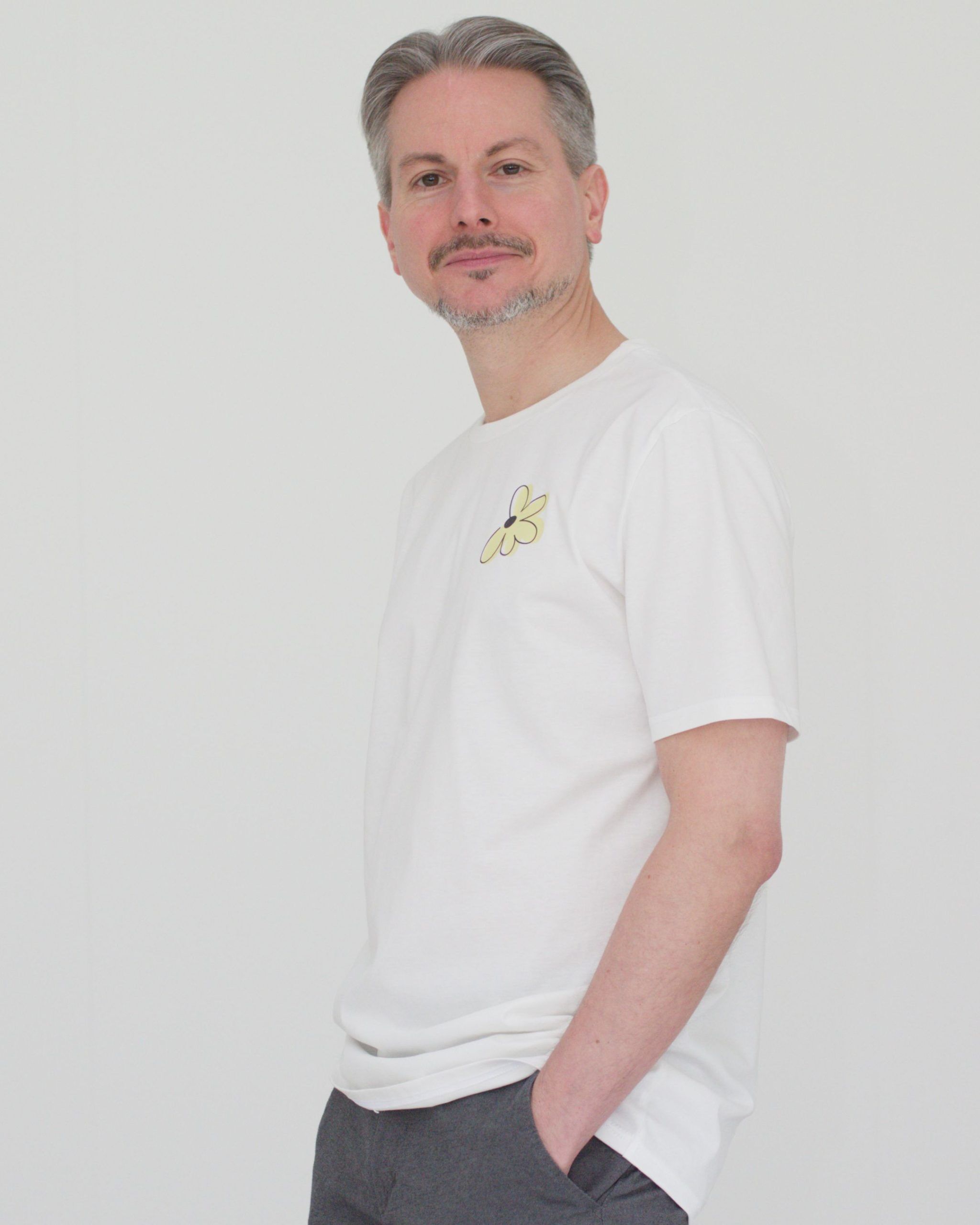 relaxed_tshirt_blume_weiss_mann_04