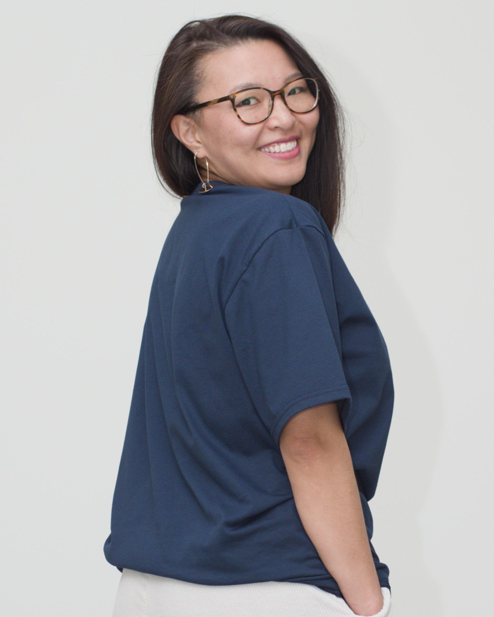 oversized_tshirt_unisex_marine_frau_rueck01