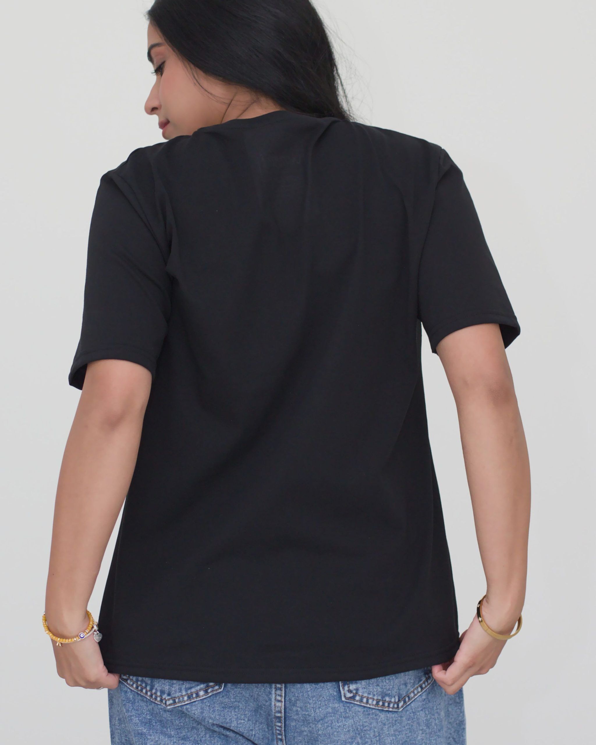 oversized_tshirt_unisex_schwarz_frau_rueck01