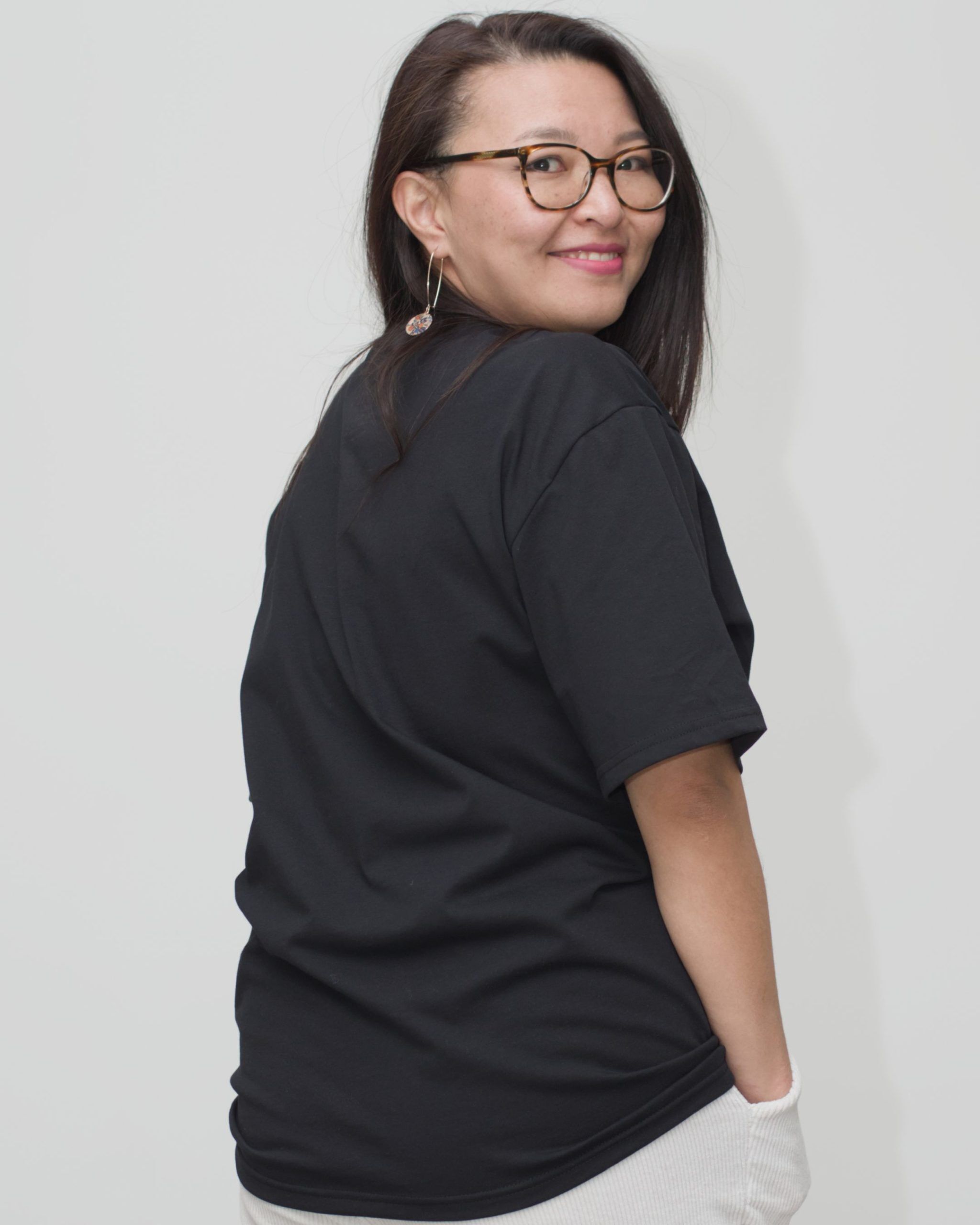 oversized_tshirt_unisex_schwarz_frau_rueck02