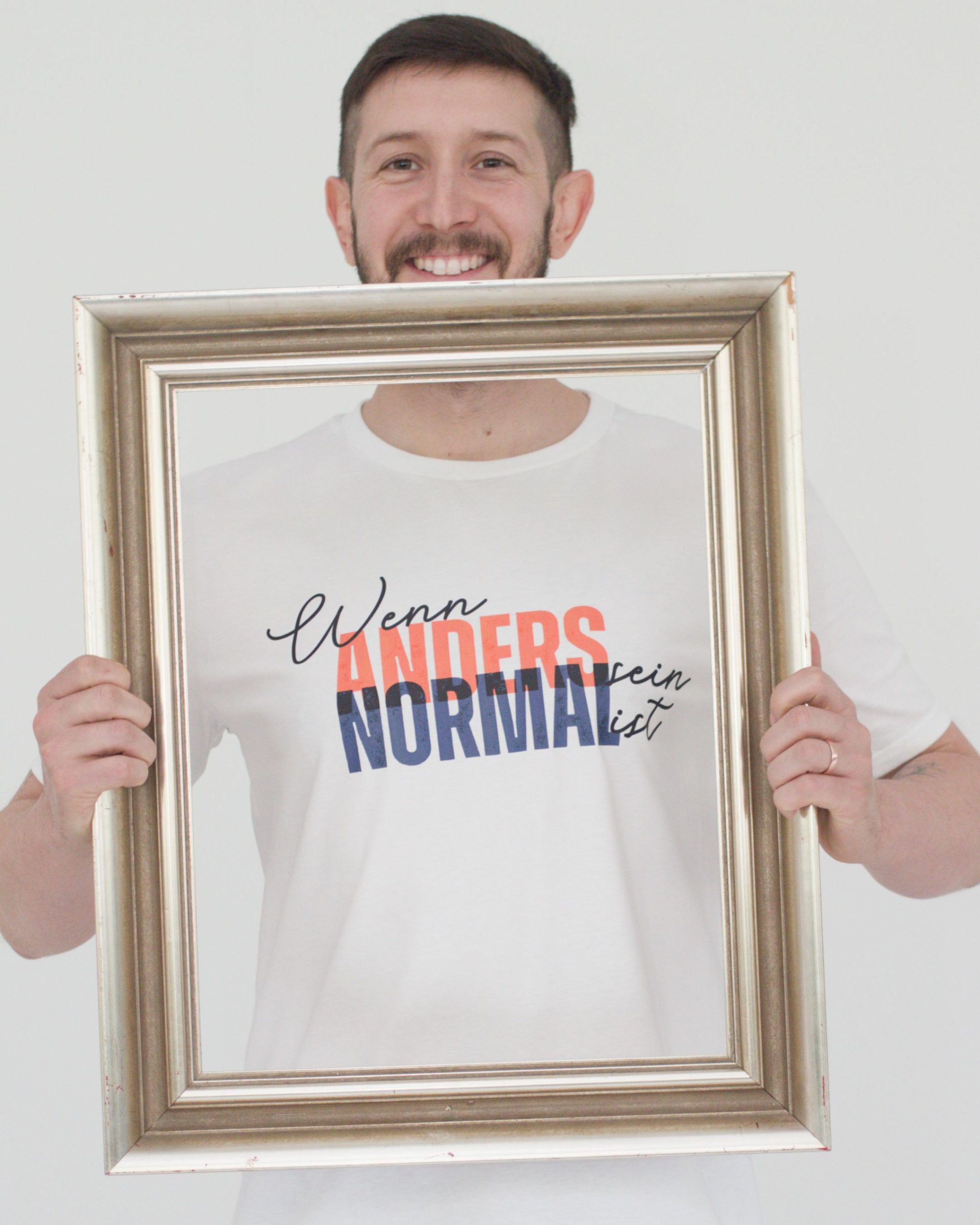 relaxed_tshirt_anders_normal_weiss_mann_frame01