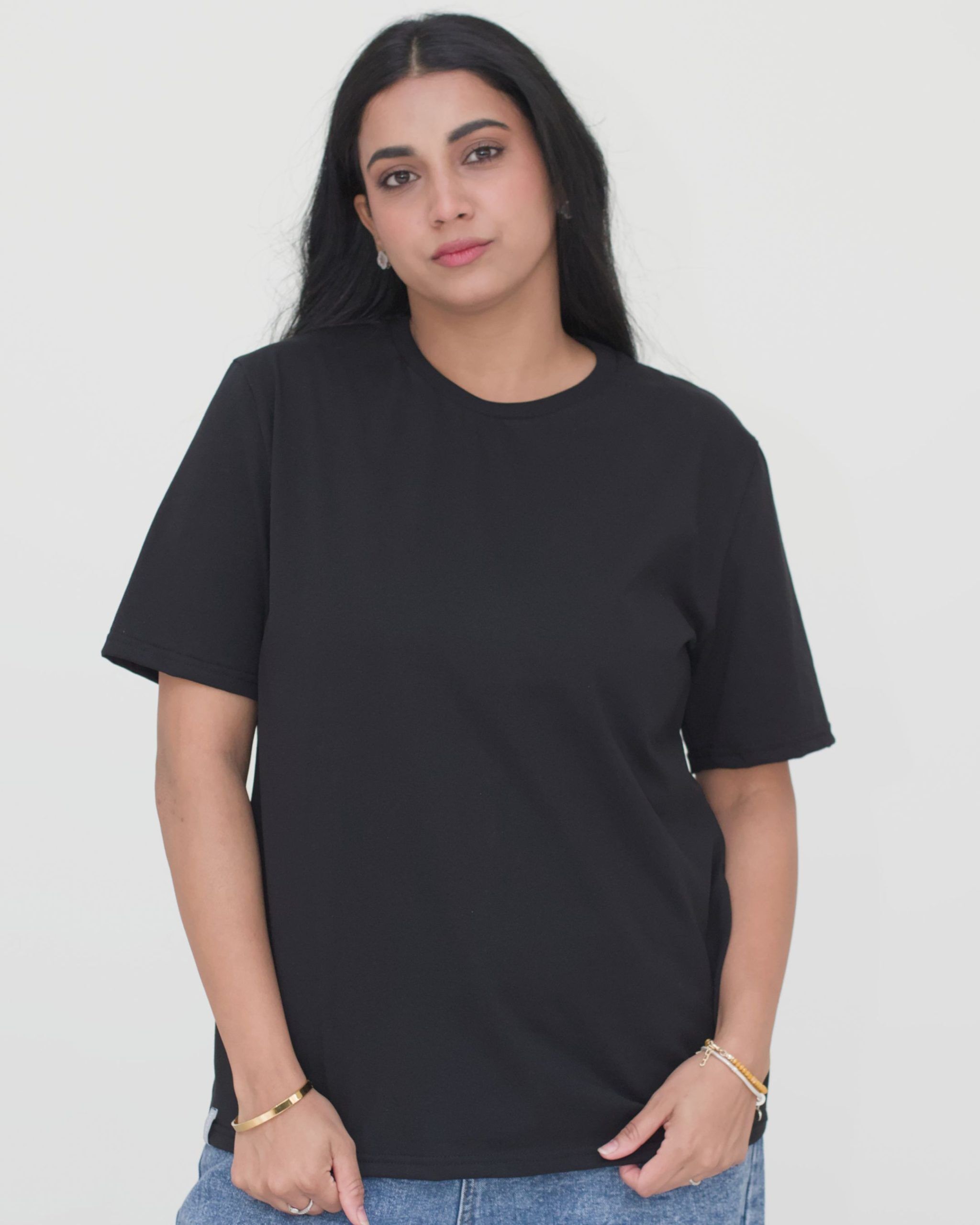 oversized_tshirt_unisex_schwarz_frau_front01