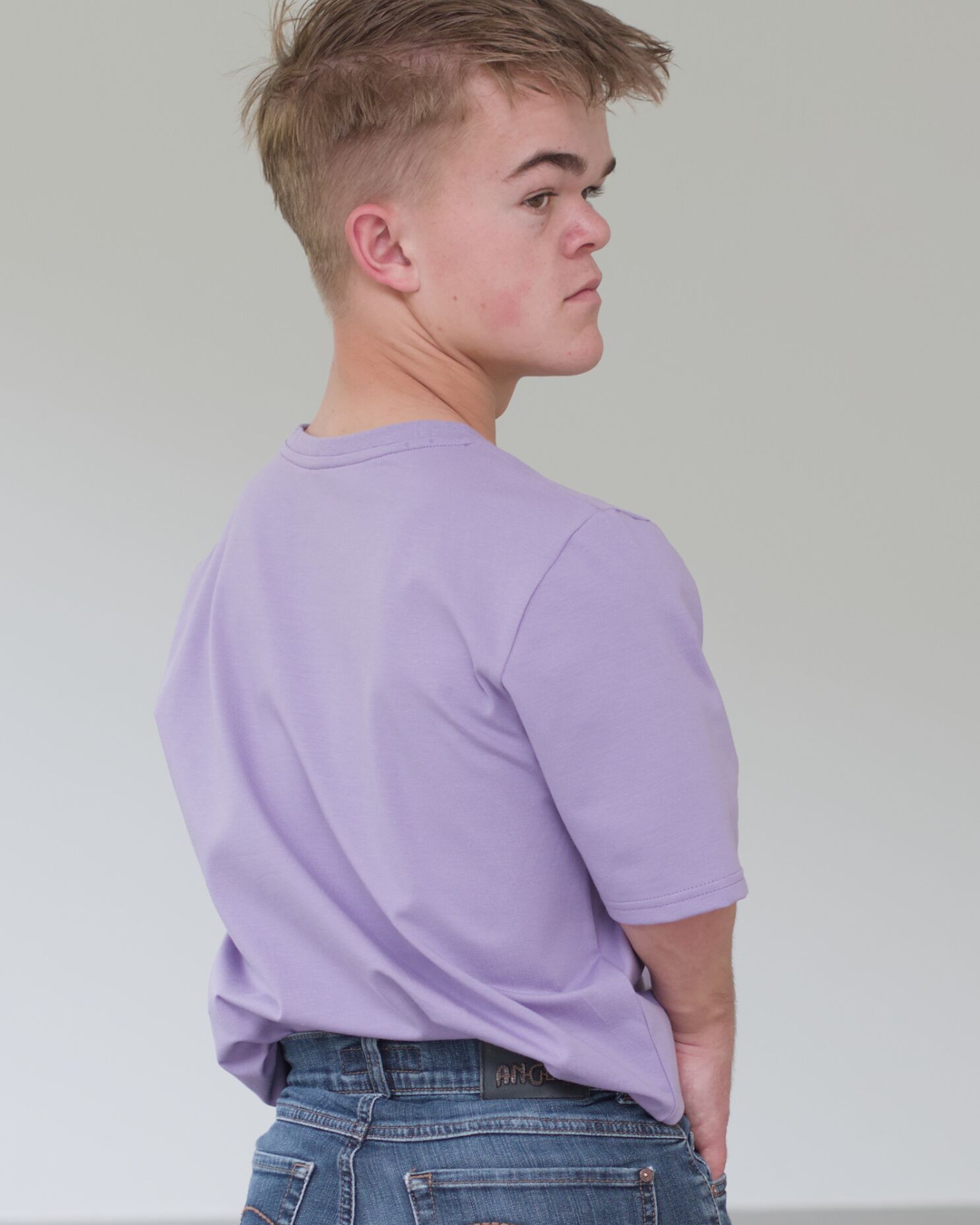 Tshirt_standart_flieder_mann_rueck01