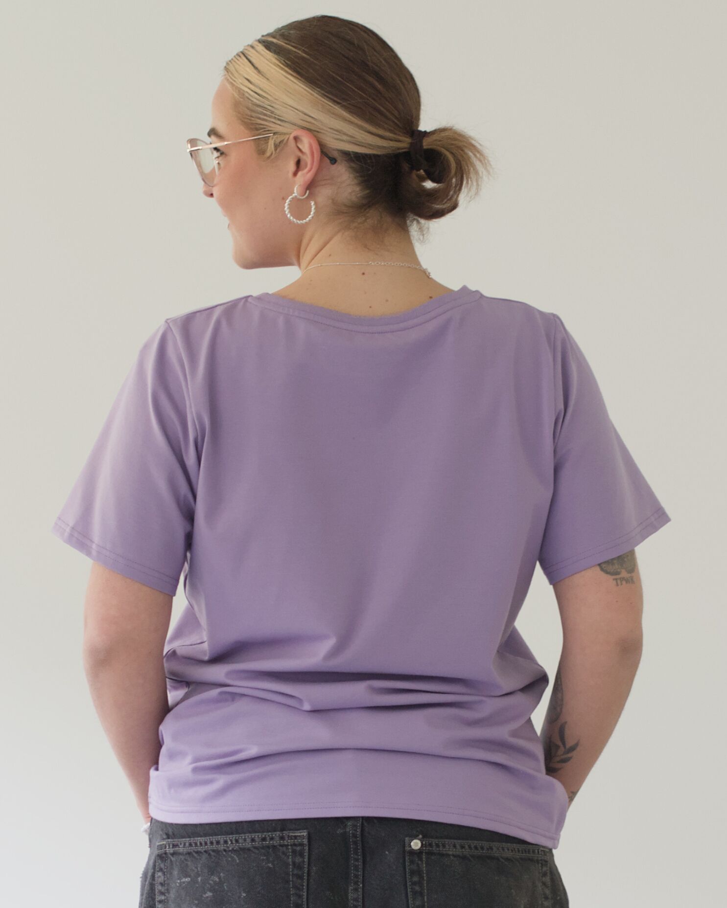 relaxed_tshirt_flieder_frau_rueck01