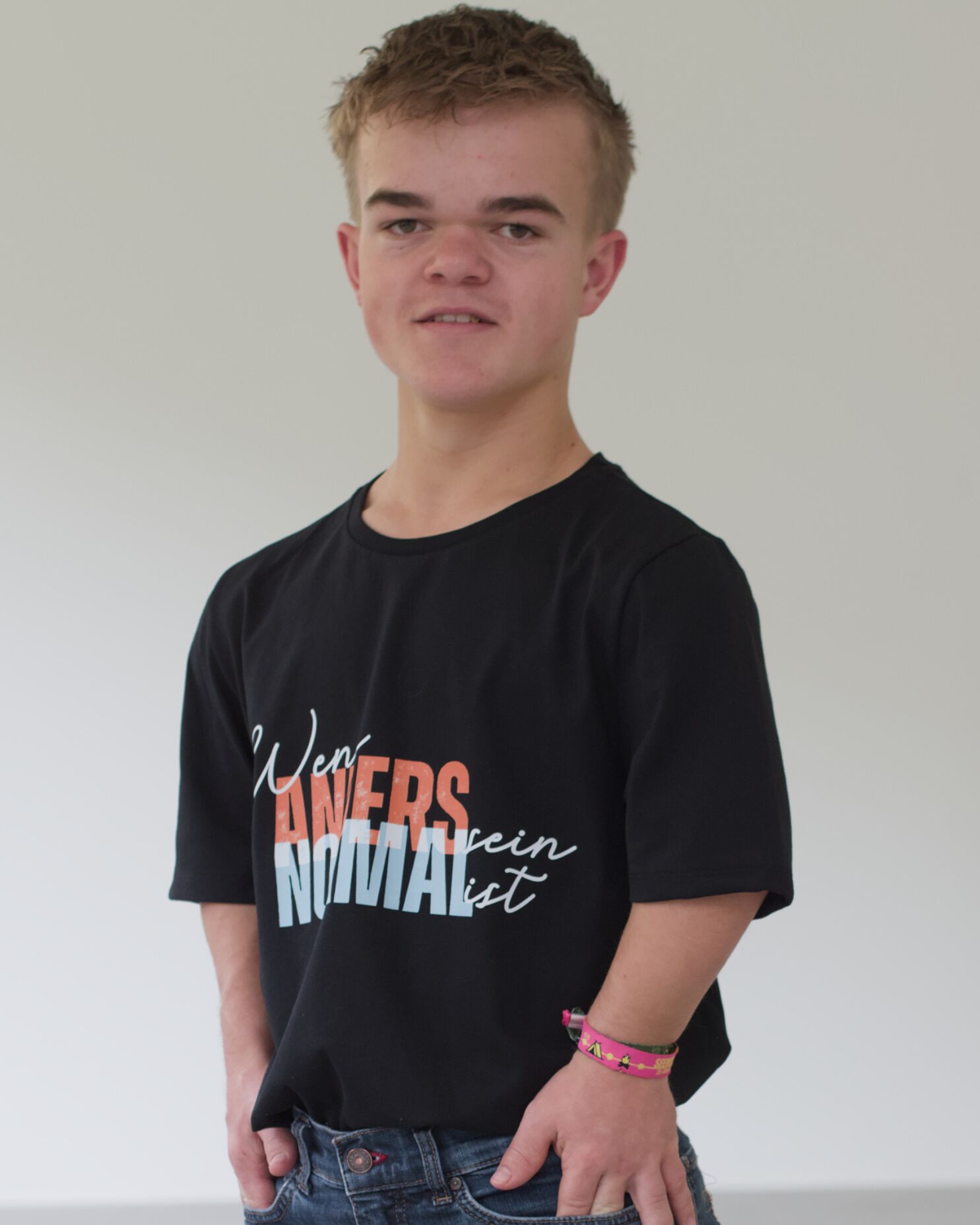 tshirt_andersnormal_schwarz_mann_01