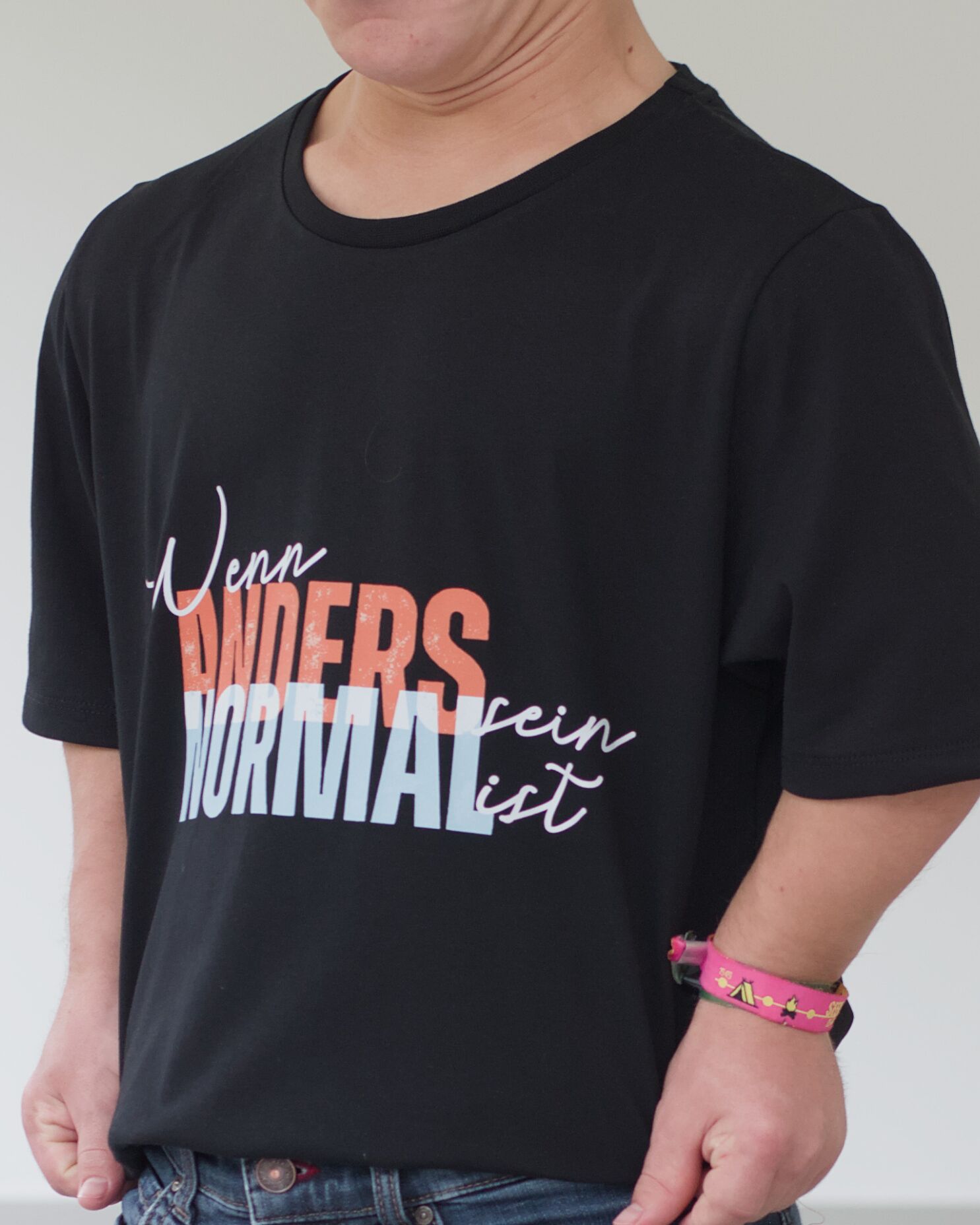 tshirt_andersnormal_schwarz_mann_02