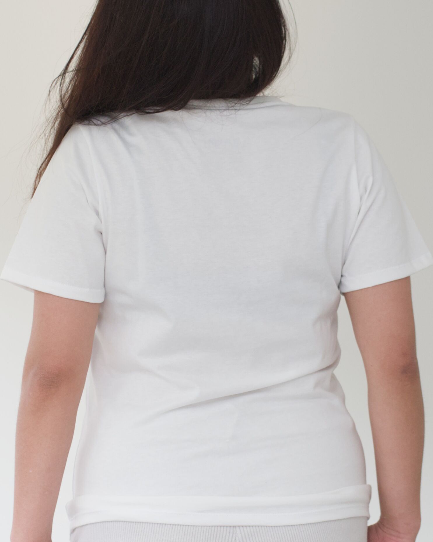 tshirt_blume_weiss_frau_rueck01
