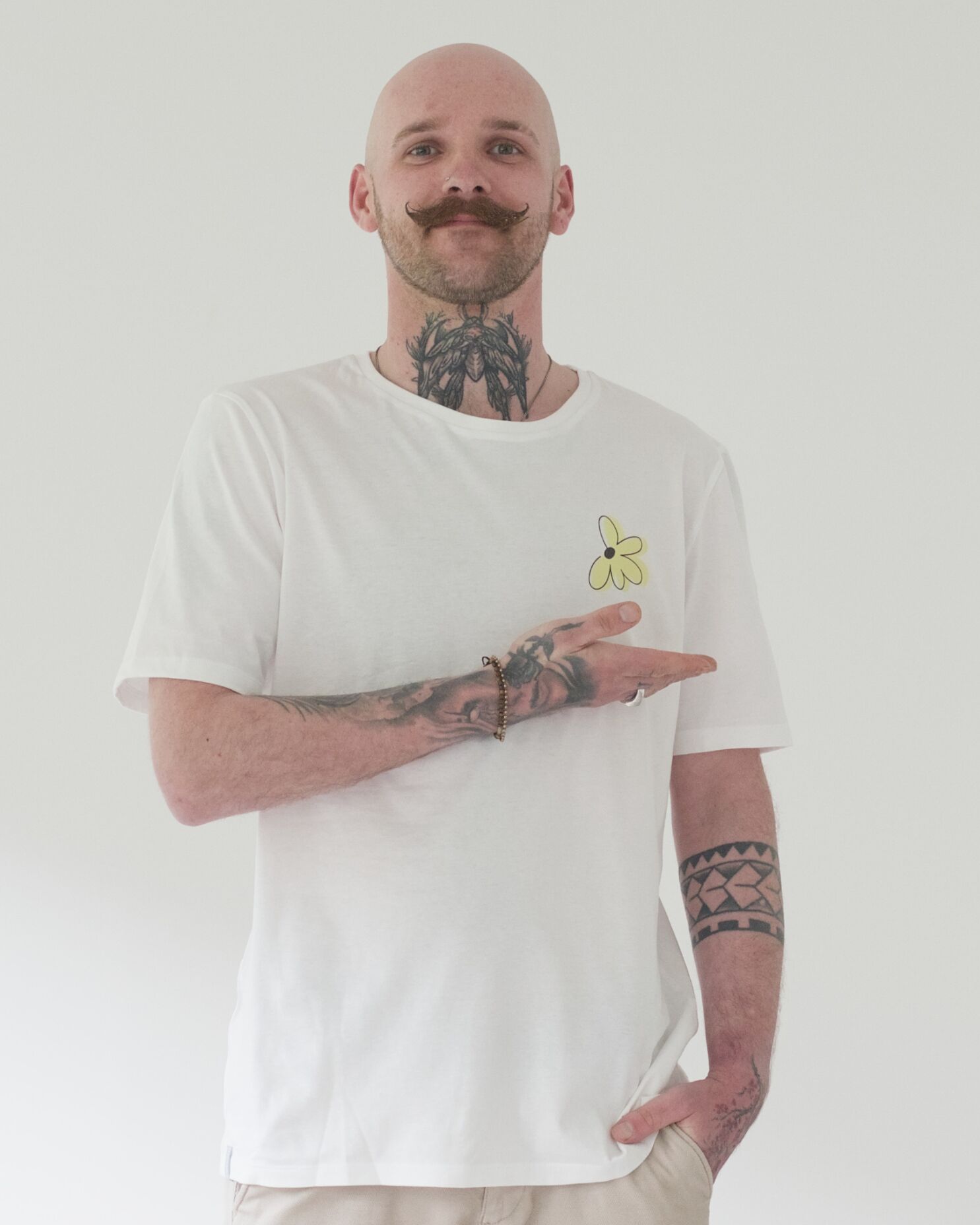 tshirt_blume_weiss_mann_01